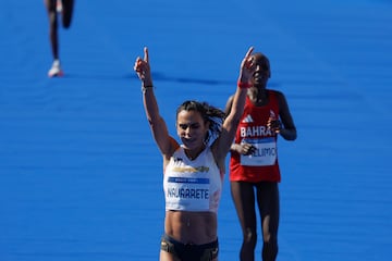 La atleta española Esther Navarrete cruza la meta en la prueba de maratón femenino de los Juegos. EFE/Juanjo Martín
