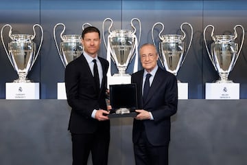 Adem¨¢s, el nuevo entrenador del Real Madrid, recibi¨® una r¨¦plica del estadio Santiago Bernab¨¦u.