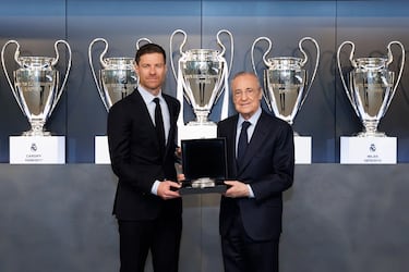 Además, el nuevo entrenador del Real Madrid, recibió una réplica del estadio Santiago Bernabéu.