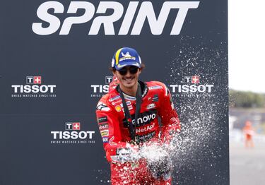 Bagnaia rocía con champán tras su victoria en la primera carrera al sprint.