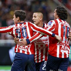 Chivas toma ventaja frente al América, en el debut de Gerardo Espinoza