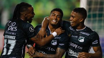 Jugadores de Deportivo Cali en un partido de Copa Libertadores.