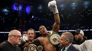 Anthony Joshua celebra con su equipo la victoria ante Wladimir Klitschko.