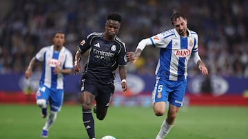 Real Madrid's Brazilian forward #07 Vinicius Junior fights for the ball with Espanyol's Spanish defender #05 Fernando Calero during the Spanish league football match between RCD Espanyol and Real Madrid CF at�RCDE Stadium in Cornella de Llobregat on May 3, 2026. (Photo by Josep LAGO / AFP)