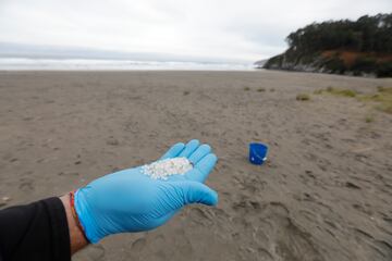 Un operario de TRAGSA coge con la mano pellets de plástico, en la playa Otur, a 9 de enero de 2024, en Valdés, Asturias (España). El Principado de Asturias ha activado el nivel dos de emergencia por el vertido de pellets de plástico en las playas de la región. Esta situación contrasta con el caso gallego, en donde la Xunta mantiene el plan anticontaminación Camgal en el nivel uno. El Estado señala que el Gobierno gallego debe elevar este grado para poder colaborar con medios. Los pellets son pequeñas bolas de plástico de menos de cinco milímetros, empleadas para fabricar productos de plástico.
09 ENERO 2024;VALDÉS;ASTURIAS;NIVEL 2 DE EMERGENCIA;PELLETS
Jorge Peteiro / Europa Press
  (Foto de ARCHIVO)
01/01/1980