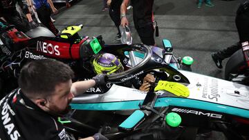 Lewis Hamilton, de camino a la parrilla del GP de Arabia Saudí con el Mercedes.