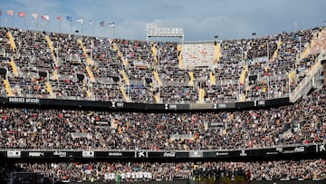 VALENCIA, 24/01/2026.- Un minuto de silencio por las víctimas de los accidentes de los trenes de Adamuz (Córdoba) al inicio del encuentro correspondiente a la jornada 21 de LaLiga EA Sports entre el Valencia y el Espanyol disputado en Mestalla, Valencia, este sábado. EFE/ Ana Escobar