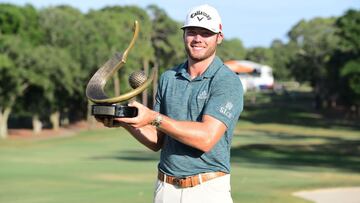 El golfista estadounidense Sam Burns posa con el t&iacute;tulo de campe&oacute;n del Valspar Championship en el Copperhead Course del Innisbrook Resortde Palm Harbor, Florida.