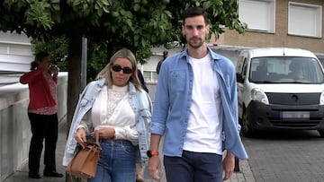 Sergio Rico acude a una revisión médica, en el hospital Virgen del Rocío de Sevilla, acompañado por su mujer, Alba Silva, a 22 de septiembre de 2023, en Sevilla (Andalucía, España).
FUTBOLISTA;PORTERO;PSG;REVISIÓN MEDICA;HOSPITAL;MUJER;22 SEPTIEMBRE 2023
Europa Press
22/09/2023