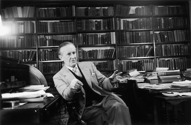 En 1937 se publicó la primera edición de 'El Hobbit', la primera obra de J.R.R. Tolkien que exploraba el universo fantástico y mitológico que más adelante se desarrollaría en 'El señor de los anillos'y sucesivas obras. Esta publicación es importante porque marca el inicio de la literatura moderna de fantasía y ha servido de gran influencia para obras posteriores.
