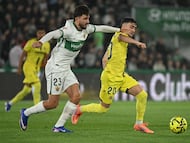Elche's Spanish defender #23 Victor Chust and Villarreal's Spanish forward #20 Alberto Moleiro fight for the ball during the Spanish League football match between Elche CF and Villarreal CF at Martinez Valero Stadium in Elche on January 3, 2026. (Photo by JOSE JORDAN / AFP)