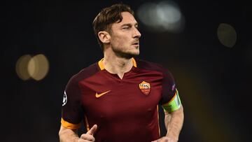 Todo un emblema de la Roma. ‘Il Capitano’ se ganó el amor de sus seguidores y de la directiva por su eterna fidelidad a los ‘giallorossi’. Lo que no se sabe es que era común que se ausentara de los entrenamientos, incluso hasta por tres días consecutivos, pero para Totti, cualquier cosa era permisiva en la capital.