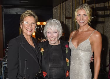 Shirley MacLaine nació el 24 de abril de 1934 en Richmond, Virginia (EE.UU.)
Es una de las grandes actrices del Hollywood clásico, conocida por películas como 'El apartamento', 'Irma la dulce' y 'La fuerza del cariño', por la que ganó el Óscar en 1983. Hermana de Warren Beatty, también ha destacado como escritora y defensora de la espiritualidad y la reencarnación. Su carrera abarca más de siete décadas, con múltiples premios internacionales.

A sus 91 años, sigue activa y con buen estado de salud. Aunque ha reducido sus apariciones públicas, conserva su energía y sentido del humor, y continúa escribiendo y participando en entrevistas ocasionales.