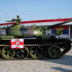 Ultras del Estrella Roja llevan un tanque yugoslavo al estadio
