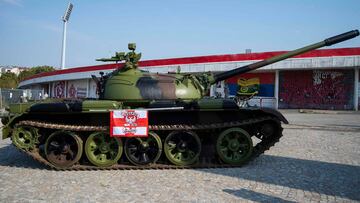 Ultras del Estrella Roja llevan un tanque yugoslavo al estadio