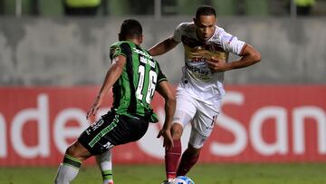 Brazil's America MG Joao Paulo (L) and Colombia's Deportes Tolima Anderson Plata vie for the ball during their Copa Libertadores group stage football match, at the Independencia stadium in Belo Horizonte, Brazil, on April 27, 2022. (Photo by DOUGLAS MAGNO / AFP)