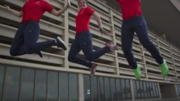 Altos vuelos. Vicky Losada, Natalia Pablos y Marta Corredera posan de forma divertida en el exterior del estadio La Cartuja de Sevilla. 