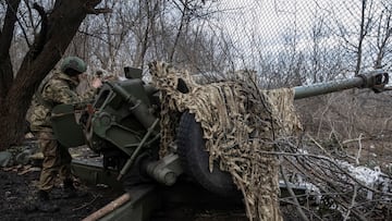 A Ukrainian service member prepares to shoot from a howitzer at a front line, as Russia's attack on Ukraine continues, near the city of Bakhmut, Donetsk region, Ukraine March 2, 2023.  REUTERS/Oleksandr Ratushniak