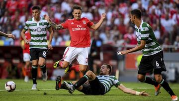Benfica's Spanish defender Grimaldo Garcia (2L) vies with Sporting's Uruguayan defender Sebastian Coates (2R) during the Portuguese league football match between SL Benfica and Sporting CP at the Luz stadium in Lisbon on August 25, 2018. (Photo