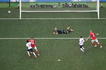 El portero danés Kasper Schmeichel intenta parar la primera ocasión de gol de la selección francesa.
