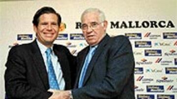 <b>ENTRENÓ SIN ETOO Y FUE PRESENTADO</B>. Luis dirigió su primer entrenamiento, al que faltó Etoo, que regresa hoy de Camerún tras jugar con su selección y acudir a un funeral.