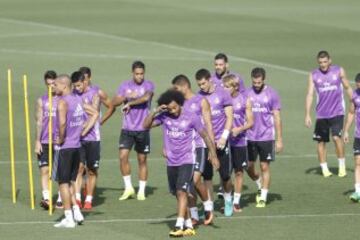 Buen ambiente en el intenso entrenamiento de Zidane