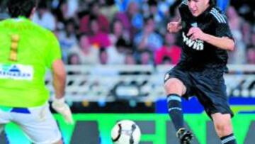 <b>GOLEADOR. </b>Benzema hizo el primer gol de los blancos aunque pudo aumentar su cuenta con ocasiones como la de la imagen. Sin embargo, su disparo se marchó fuera.