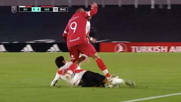 Tenso roce de Carrascal con jugador de Hurac&aacute;n