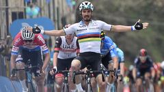 Julian Alaphilippe celebra su victora en la segunda etapa de la Tirreno-Adri&aacute;tico 2021.