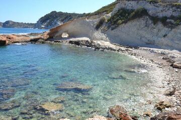 Situada al final de la playa del Segon Muntanyar de J¨¢vea, este lugar est¨¢ formado por dos calas contiguas que se comunican entre ellas mediante un bonito litoral de piedra. Cuenta con grava y roca, y unas aguas transparentes de ensue?o. La primera caleta ofrece 80 metros de longitud, mientras que la segunda tiene apenas 40 metros. Su nivel de ocupaci¨®n durante la ¨¦poca estival es medio.