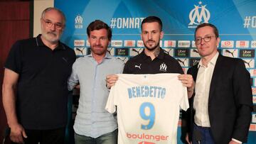 (FILES) In this file photo taken on August 05, 2019 French L1 football club Olympique de Marseille's (OM) newly recruited Argentina forward Dario Benedetto (2nd R) poses with his new jersey flanked by Marseille's coach Andre Villas-Boas (2nd L),