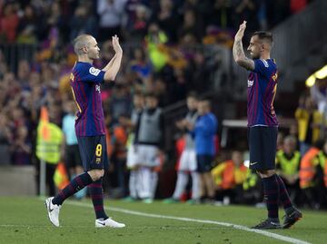 Andrés Iniesta fue sustituido en el minuto 81 por Paco Alcácer.