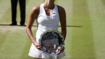 Garbiñe Muguruza recibió el trofeo de subcampeona de Wimbledon sobre el césped de la pista central.