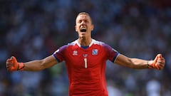 MOSCOW, RUSSIA - JUNE 16:  Hannes Halldorsson of Iceland celebrates after team mate Alfred Finnbogason scored his team&#039;s first goal during the 2018 FIFA World Cup Russia group D match between Argentina and Iceland at Spartak Stadium on June 16, 2018 