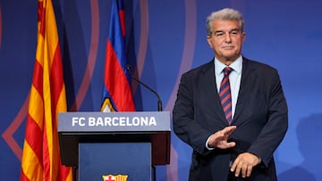 GRAFCAT7784. BARCELONA (ESPAÑA), 03/09/2024.- El presidente del FC Barcelona, Joan Laporta, durante la rueda de prensa en la que aseguró este martes que la entidad está "más fuerte que nunca" y advirtió que "mucho tendrán que trabajar los desestabilizadores de afuera para hacer tambalear una institución que pronto cumplirá 125 años de vida". EFE/ Alejandro García