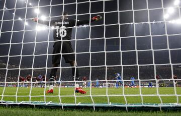 1-2. Luis Suárez marca el segundo gol de penalti en el minuto 96.