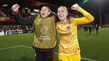 Las Lola Gallardo y Van Veennendal tras conseguir el pase a cuartos en la Champions con el Atl&eacute;tico. 