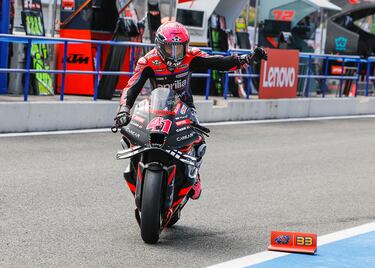 Celebración del piloto español de Aprilia Racing Factory Team, Aleix Espargaró, tras conseguir la pole en el Gran Premio de España de MotoGP.