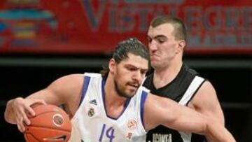 <b>DUELO DE ALTURA. </b>Lazaros y Pekovic, ambos de 2,10 metros.
