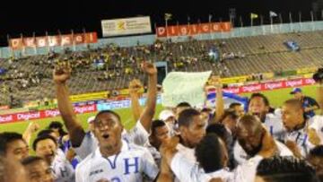 Los jugadores de Honduras celebran su clasificaci&oacute;n para el Mundial de Brasil.