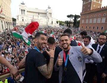 Spinazzola y Toloi celebrando la victoria junto con su afición.