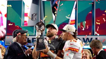 Retired football player Terry Bradshaw stands next to Kansas City Chiefs' tight end Travis Kelce (C) and Kansas City Chiefs' quarterback Patrick Mahomes hold the trophy as they celebrate their team's winning Super Bowl LVII against the Philadelphia Eagles at State Farm Stadium in Glendale, Arizona, on February 12, 2023. (Photo by TIMOTHY A. CLARY / AFP)