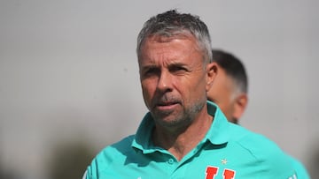 Futbol, Palestino vs Universidad de Chile.
Copa Chile 2024.
El entrenador de Universidad de Chile Gustavo Alvarez es fotografiado contra Palestino durante el partido de ida de final regional centro norte de la Copa Chile disputado en el estadio Municipal de la Cisterna en Santiago, Chile.
05/09/2024
Jonnathan Oyarzun/Photosport
Football, Palestino vs Universidad de Chile.
2024 Copa Chile Championship.
Universidad de Chile's head coah Gustavo Alvarez is pictured against Palestino during a final first leg match of the North-Center regional phase of the Copa Chile match held at the Municipal de la Cisterna stadium in Santiago, Chile.
05/09/2024
Jonnathan Oyarzun/Photosport