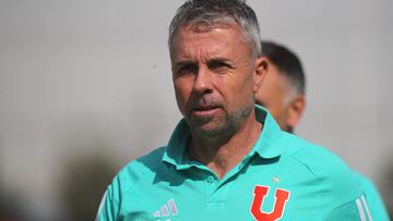 Futbol, Palestino vs Universidad de Chile.
Copa Chile 2024.
El entrenador de Universidad de Chile Gustavo Alvarez es fotografiado contra Palestino durante el partido de ida de final regional centro norte de la Copa Chile disputado en el estadio Municipal de la Cisterna en Santiago, Chile.
05/09/2024
Jonnathan Oyarzun/Photosport
Football, Palestino vs Universidad de Chile.
2024 Copa Chile Championship.
Universidad de Chile's head coah Gustavo Alvarez is pictured against Palestino during a final first leg match of the North-Center regional phase of the Copa Chile match held at the Municipal de la Cisterna stadium in Santiago, Chile.
05/09/2024
Jonnathan Oyarzun/Photosport