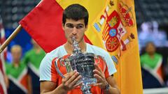 El español Carlos Alcaraz celebra con el trofeo tras ganar al noruego Casper Ruud durante su partido final individual masculino del US Open de Tenis 2022.