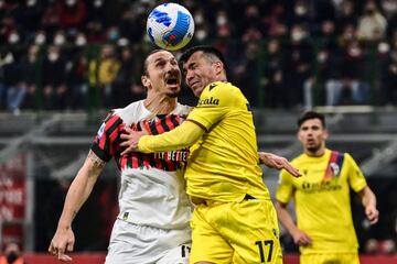 El chileno Gary Medel y el sueco Zlatan Ibrahimovic protagonizaron un fuerte choque durante el partido entre el AC Milan y el Bolonia. Los dos jugadores quedaron tendidos en el césped, sangrando. Necesitaron de asistencia médica para poder incorporarse.
