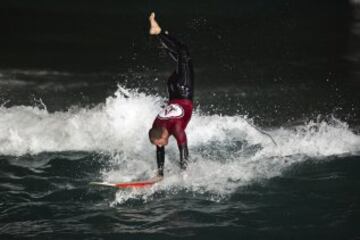 El surf también se practica de noche