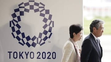 La gobernadora de Tokio, Yuriko Koike y el presidente del Comité Olímpico nipón, Tsunekazu Takeda, en la llegada de la bandera olímpica a Tokio.
