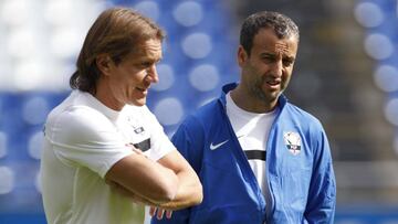El exjugador del Deportivo de La Coruña, Fran González (d) y el exjugador del Celta de Vigo y Real Madrid, Míchel Salgado (i) durante el entrenamiento de la selección de Galicia, esta tarde en el estadio de Riazor, en la víspera del partido amistoso que les enfrenta mañana a Venezuela.