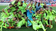 Claudio Bravo celebra con sus compa&ntilde;eros. Es el primer t&iacute;tulo de Primera Divisi&oacute;n del meta.